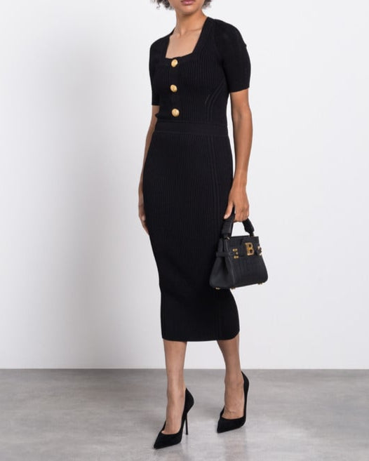 فستان متوسط ​​الطول محبوك بأكمام قصيرة وأزرار ذهبية – أورارلي