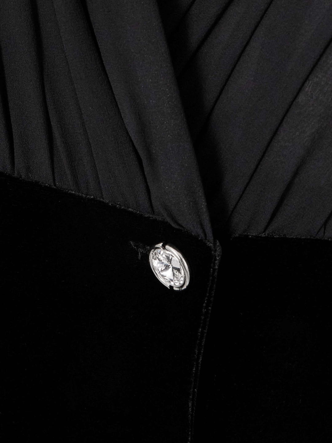 فستان مخملي بأكمام شيفون وأزرار كريستالية – نوار