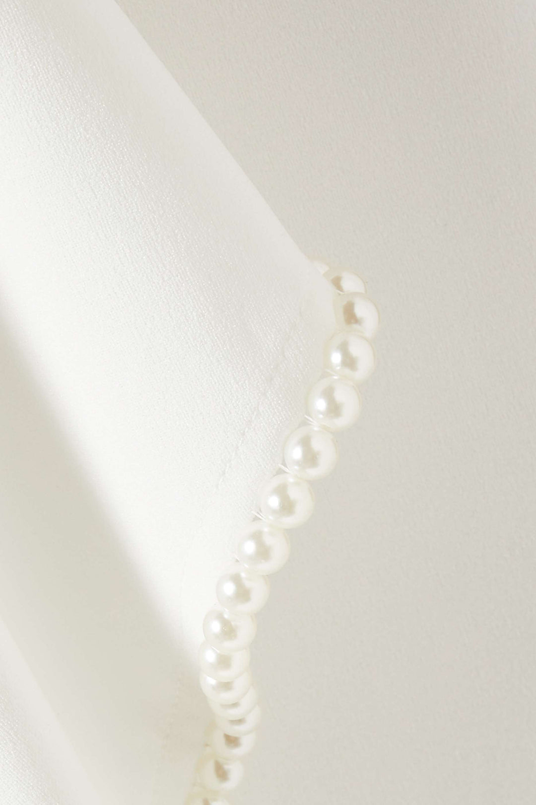 فستان بأكمام طويلة وأساور واسعة مزينة باللؤلؤ – أوفيليا