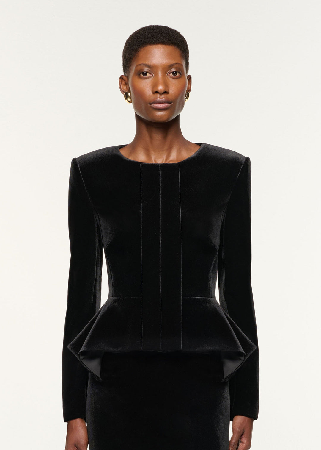 فستان متوسط ​​الطول من المخمل بأكمام طويلة مع ببلوم منحوت – نوار