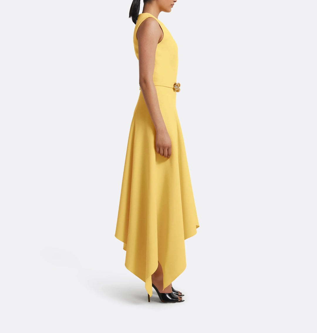 فستان بدون أكمام وحافة غير متماثلة مع حزام مزخرف – أشعة الشمس