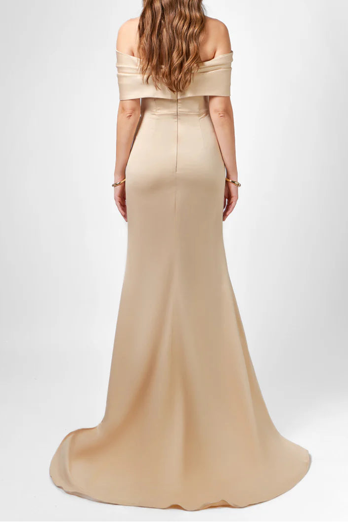 فستان ساتان مكشوف الكتفين مع فتحة رقبة مطوية – الشمبانيا