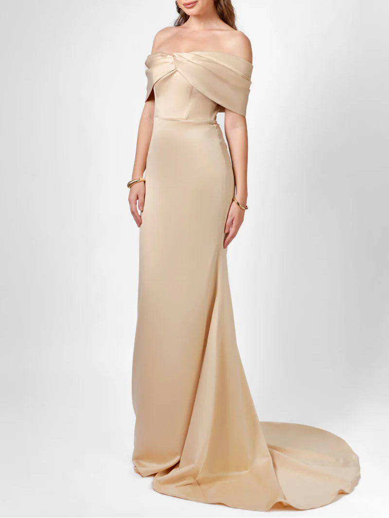 فستان ساتان مكشوف الكتفين مع فتحة رقبة مطوية – الشمبانيا