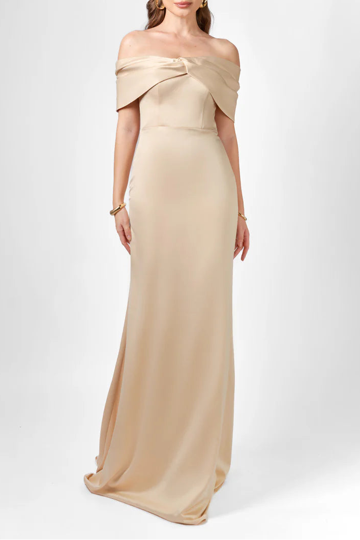 فستان ساتان مكشوف الكتفين مع فتحة رقبة مطوية – الشمبانيا