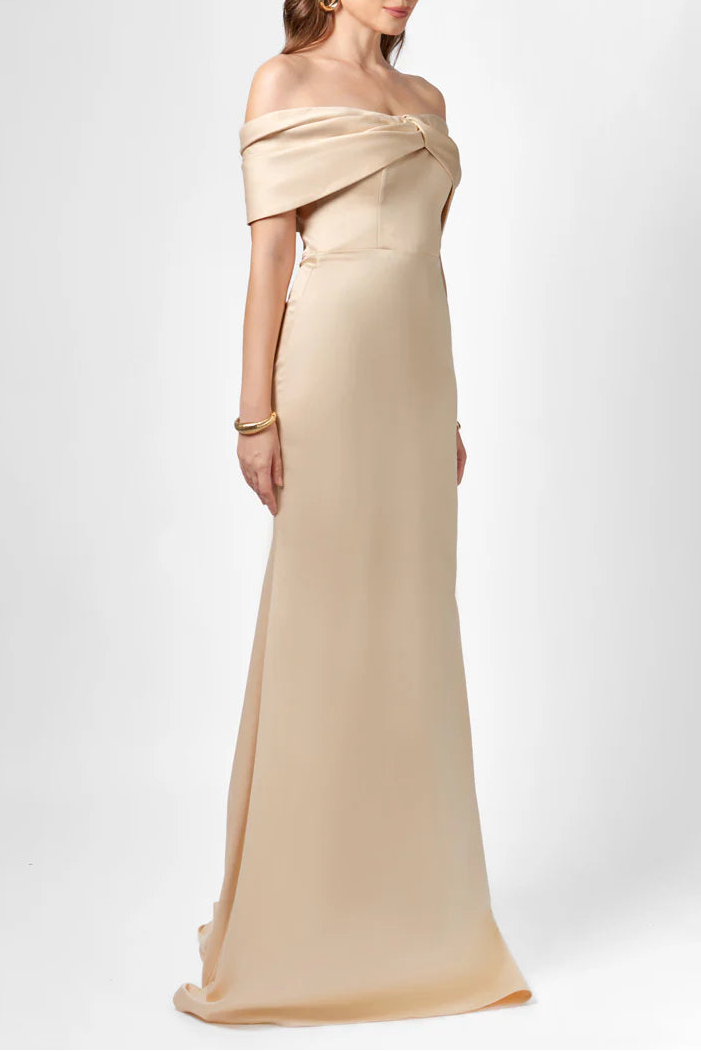 فستان ساتان مكشوف الكتفين مع فتحة رقبة مطوية – الشمبانيا