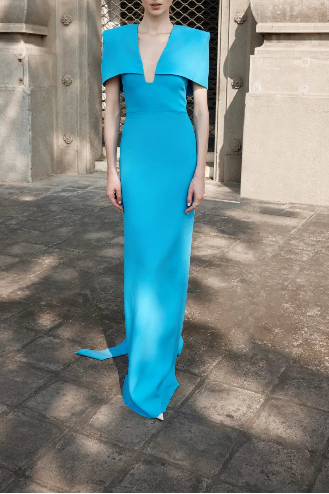 فستان عمودي بفتحة رقبة على شكل كيب منحوت – أزوريا