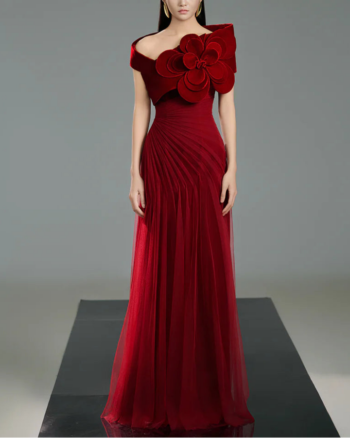 فستان مكشوف الكتفين بكسرات وتفاصيل زهور كبيرة الحجم – سكارفة