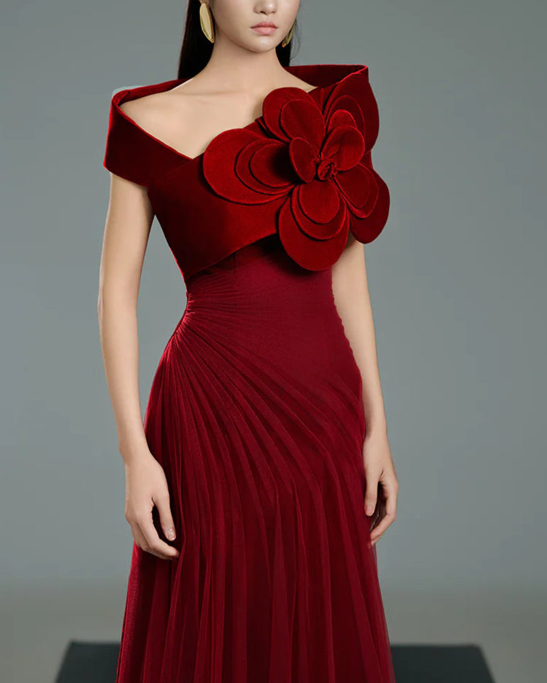 فستان مكشوف الكتفين بكسرات وتفاصيل زهور كبيرة الحجم – سكارفة