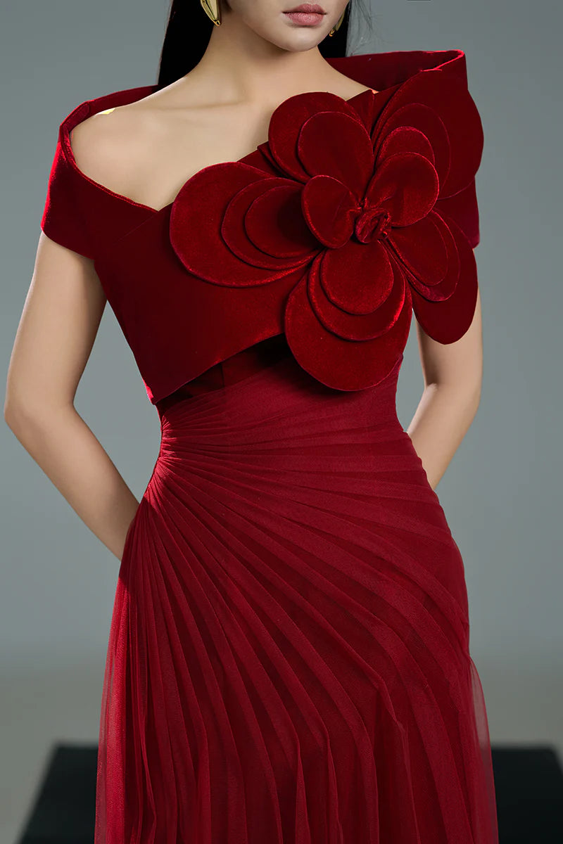 فستان مكشوف الكتفين بكسرات وتفاصيل زهور كبيرة الحجم – سكارفة