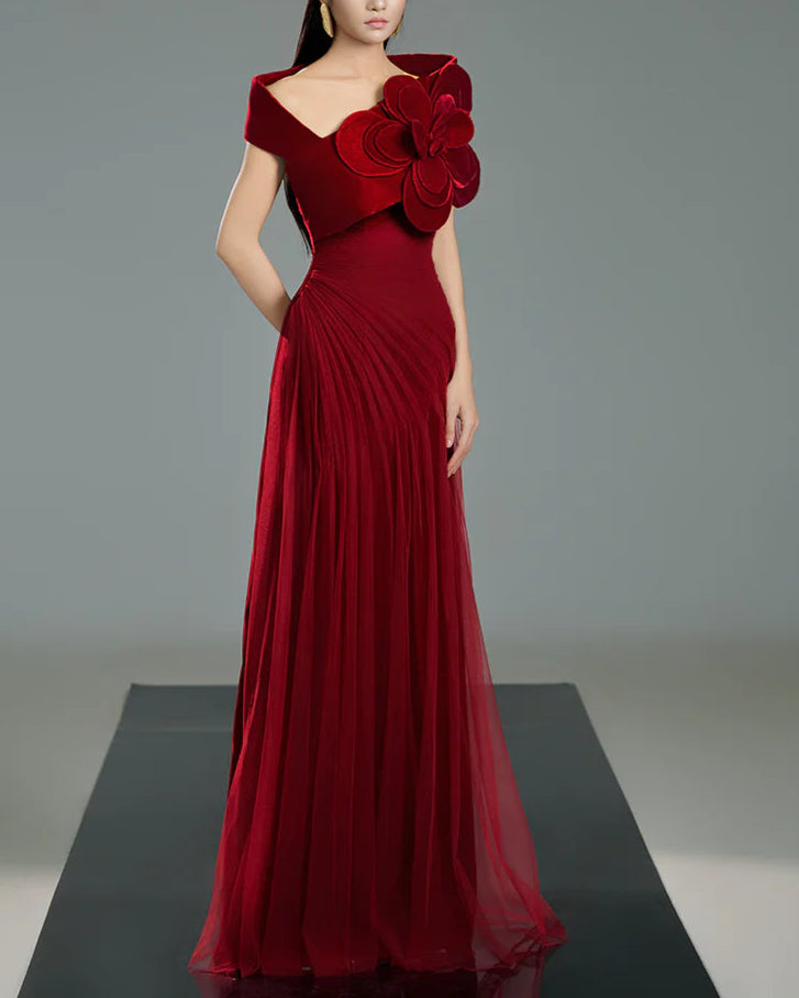 فستان مكشوف الكتفين بكسرات وتفاصيل زهور كبيرة الحجم – سكارفة