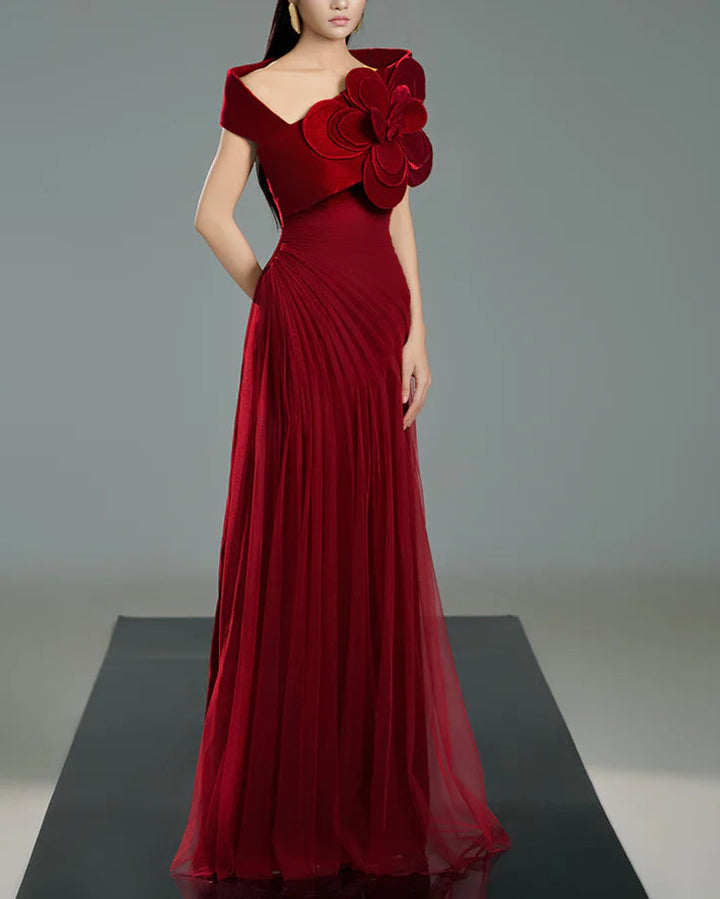 فستان مكشوف الكتفين بكسرات وتفاصيل زهور كبيرة الحجم – سكارفة