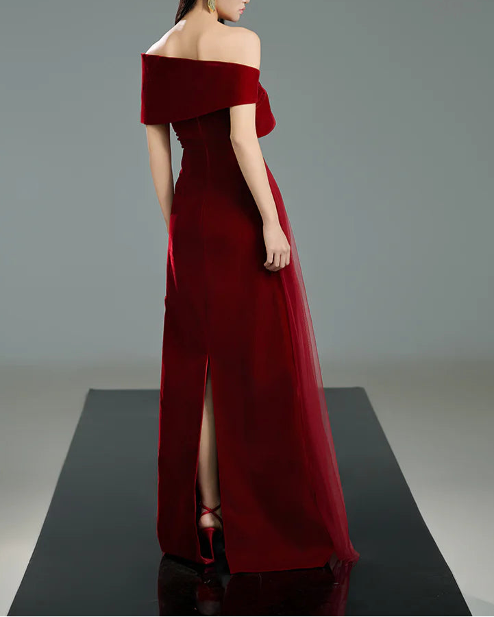 فستان مكشوف الكتفين بكسرات وتفاصيل زهور كبيرة الحجم – سكارفة