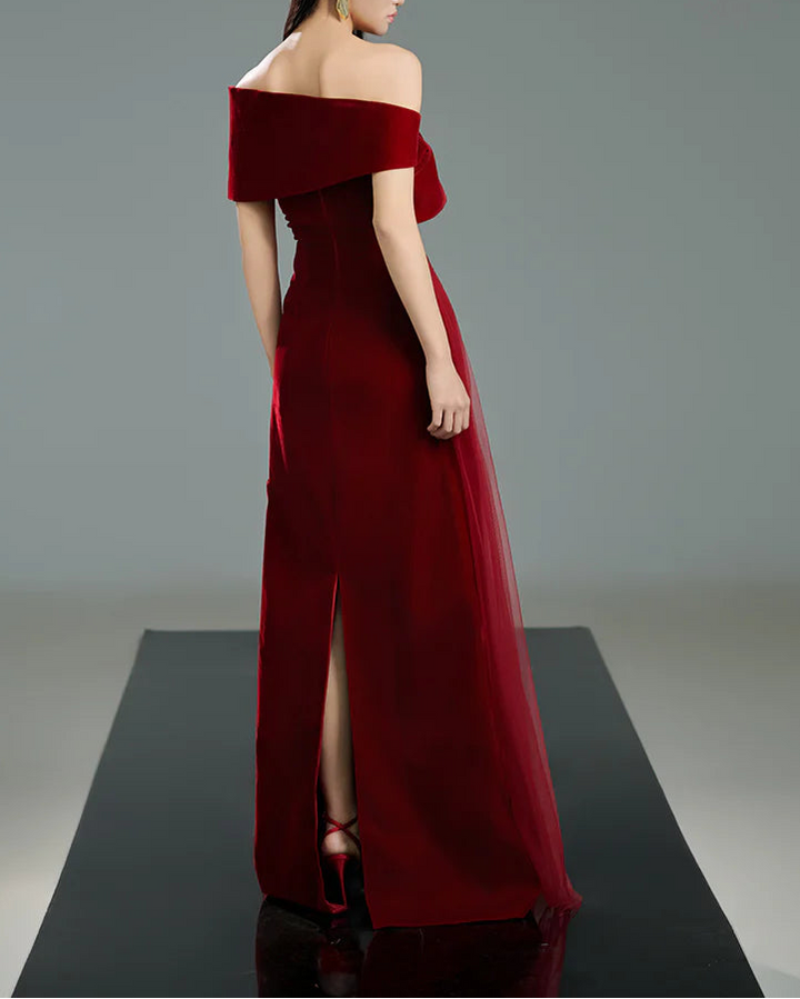 فستان مكشوف الكتفين بكسرات وتفاصيل زهور كبيرة الحجم – سكارفة