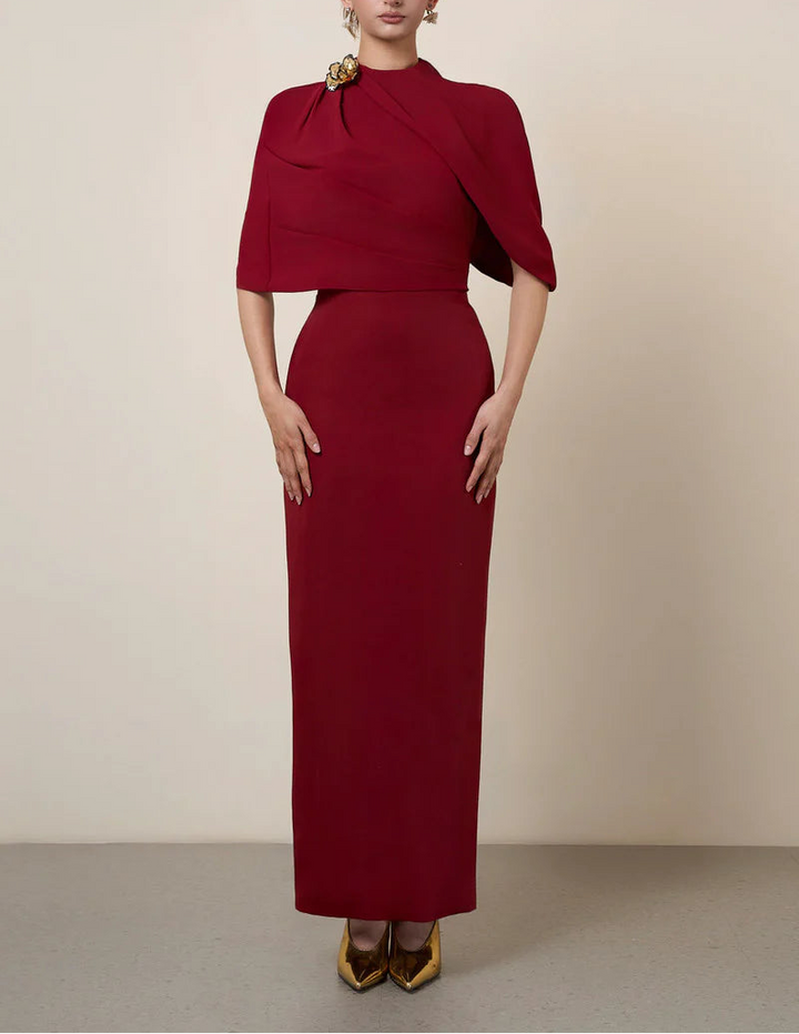 فستان كيب غير متماثل بتفاصيل أكتاف منحوتة – أدريانا