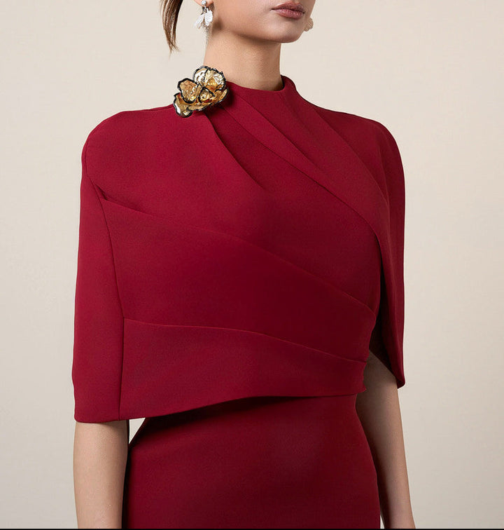 فستان كيب غير متماثل بتفاصيل أكتاف منحوتة – أدريانا