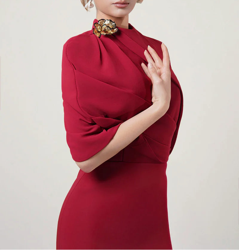 فستان كيب غير متماثل بتفاصيل أكتاف منحوتة – أدريانا