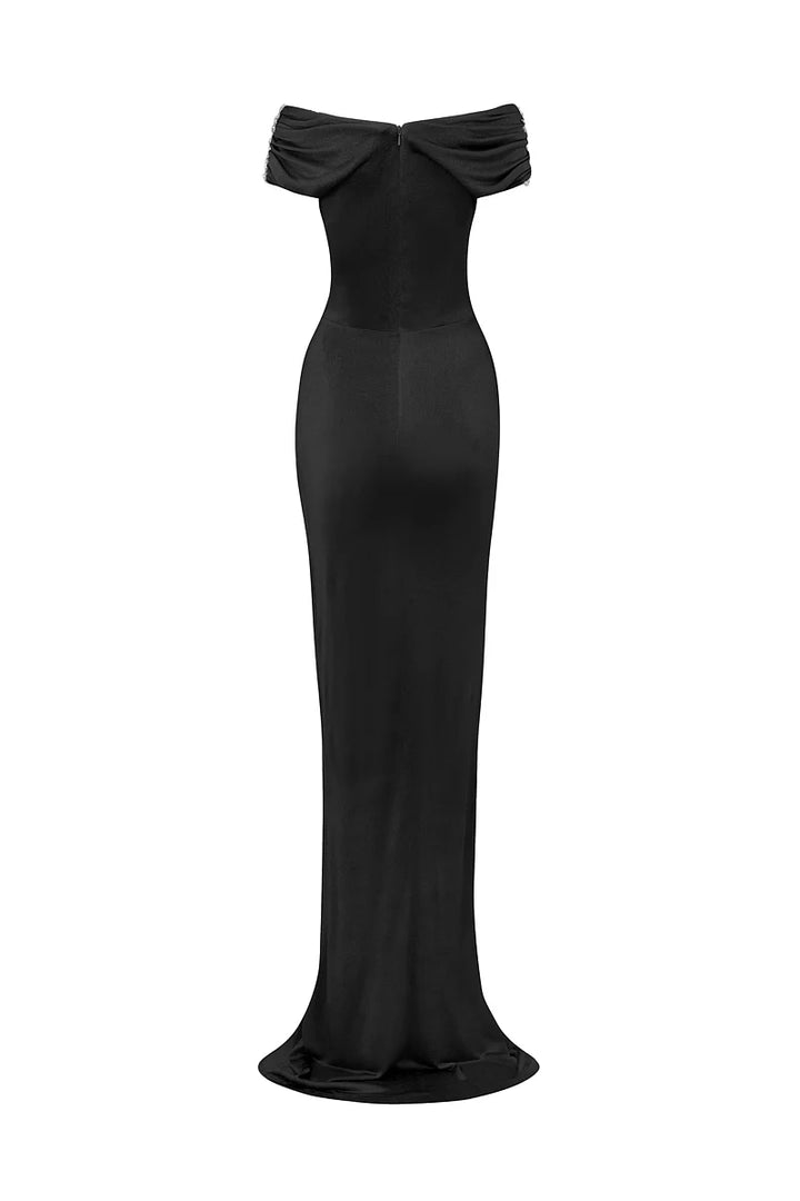 فستان مخملي مكشوف الكتفين بأكمام مزينة – نوار