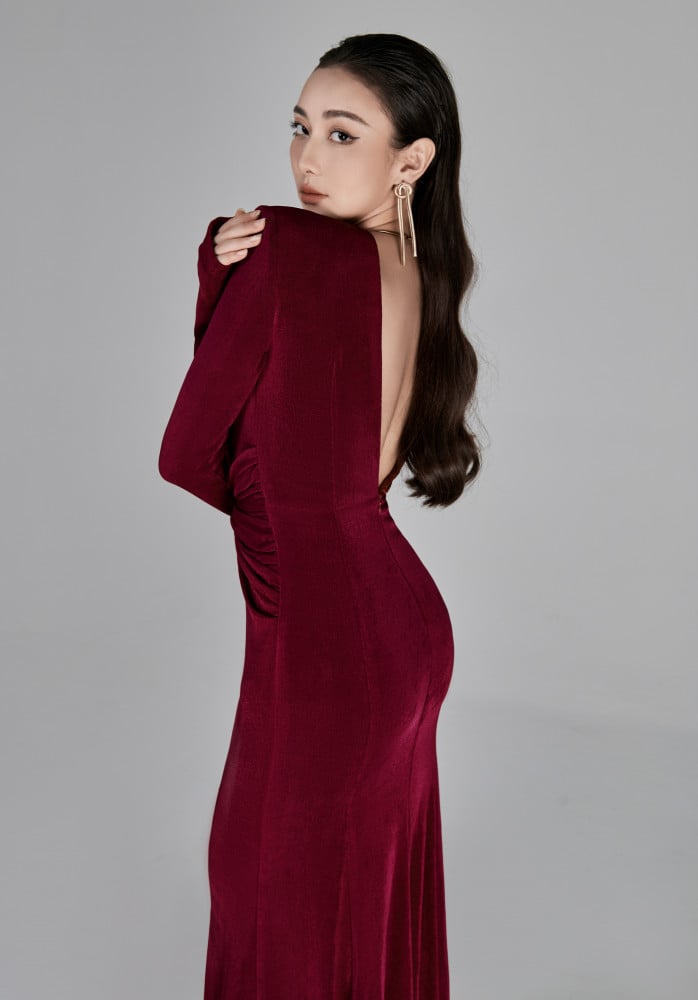 فستان مخملي منحوت بتفاصيل وردة – روبينا