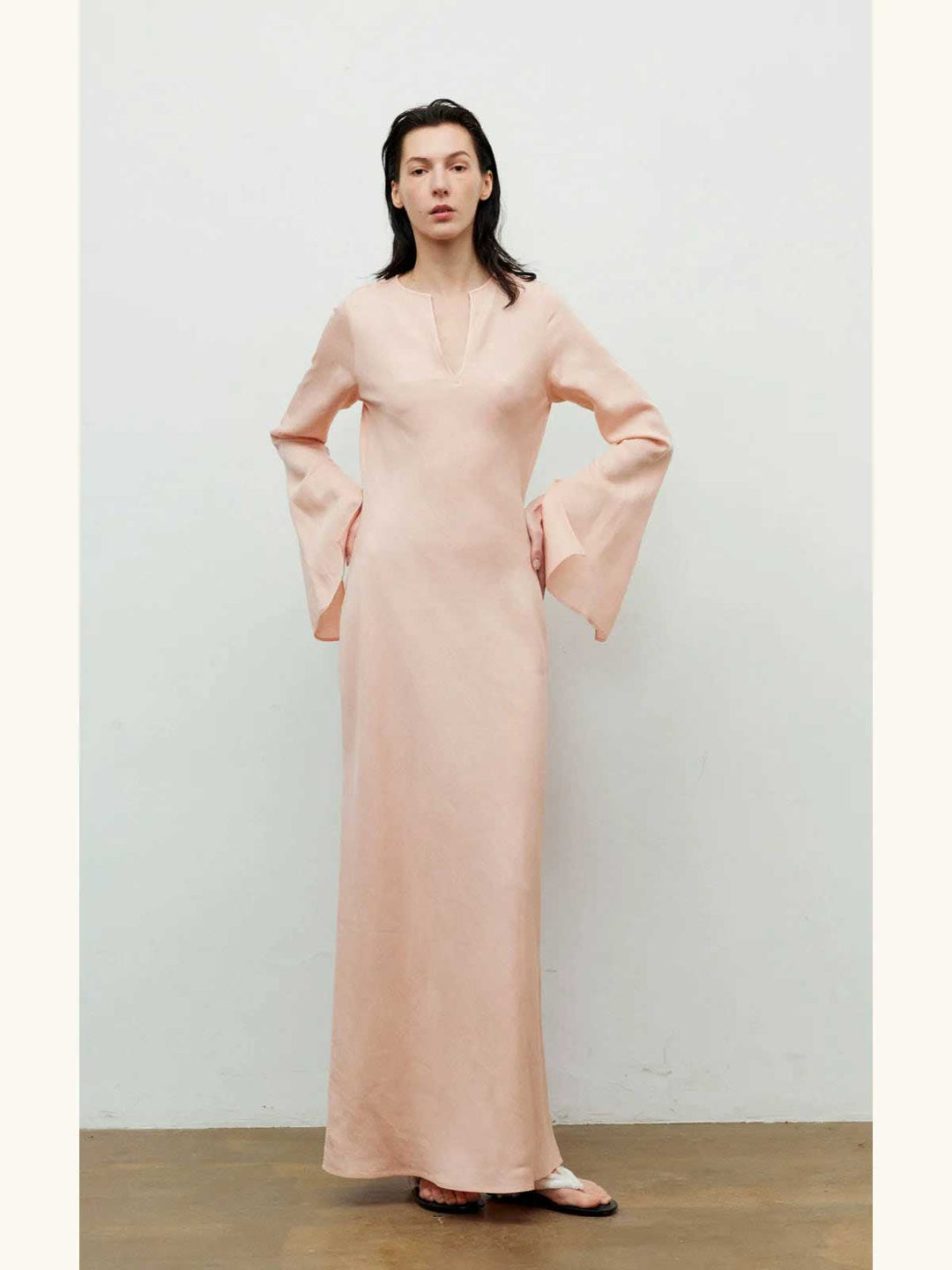 فستان ماكسي بأكمام واسعة وفتحة رقبة مشقوقة – سولانا