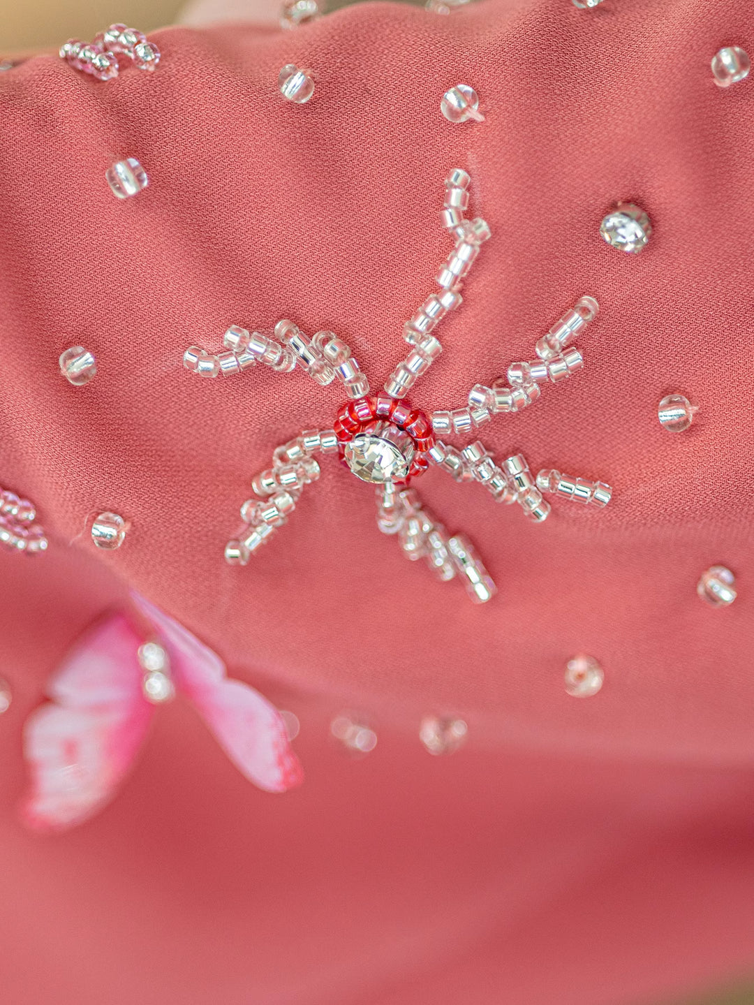 فستان بأكمام واسعة وحزام وفتحة رقبة مزينة - سيرينليت