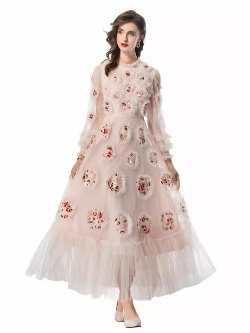 فستان من التول المطرز مع زخارف نباتية ثلاثية الأبعاد – إيلودي