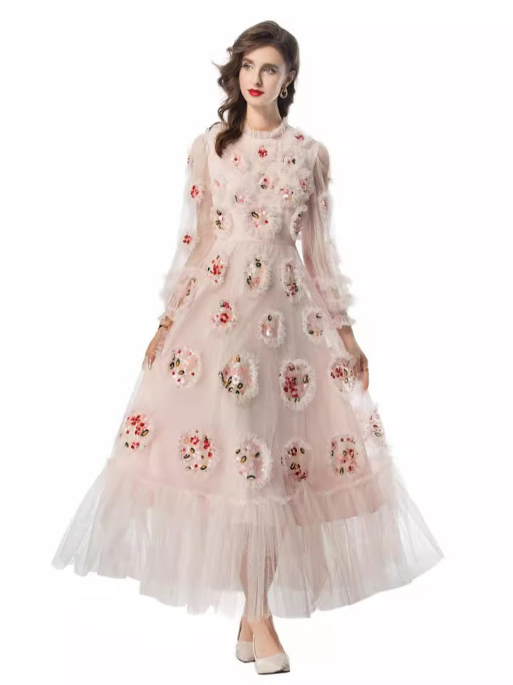 فستان من التول المطرز مع زخارف نباتية ثلاثية الأبعاد – إيلودي