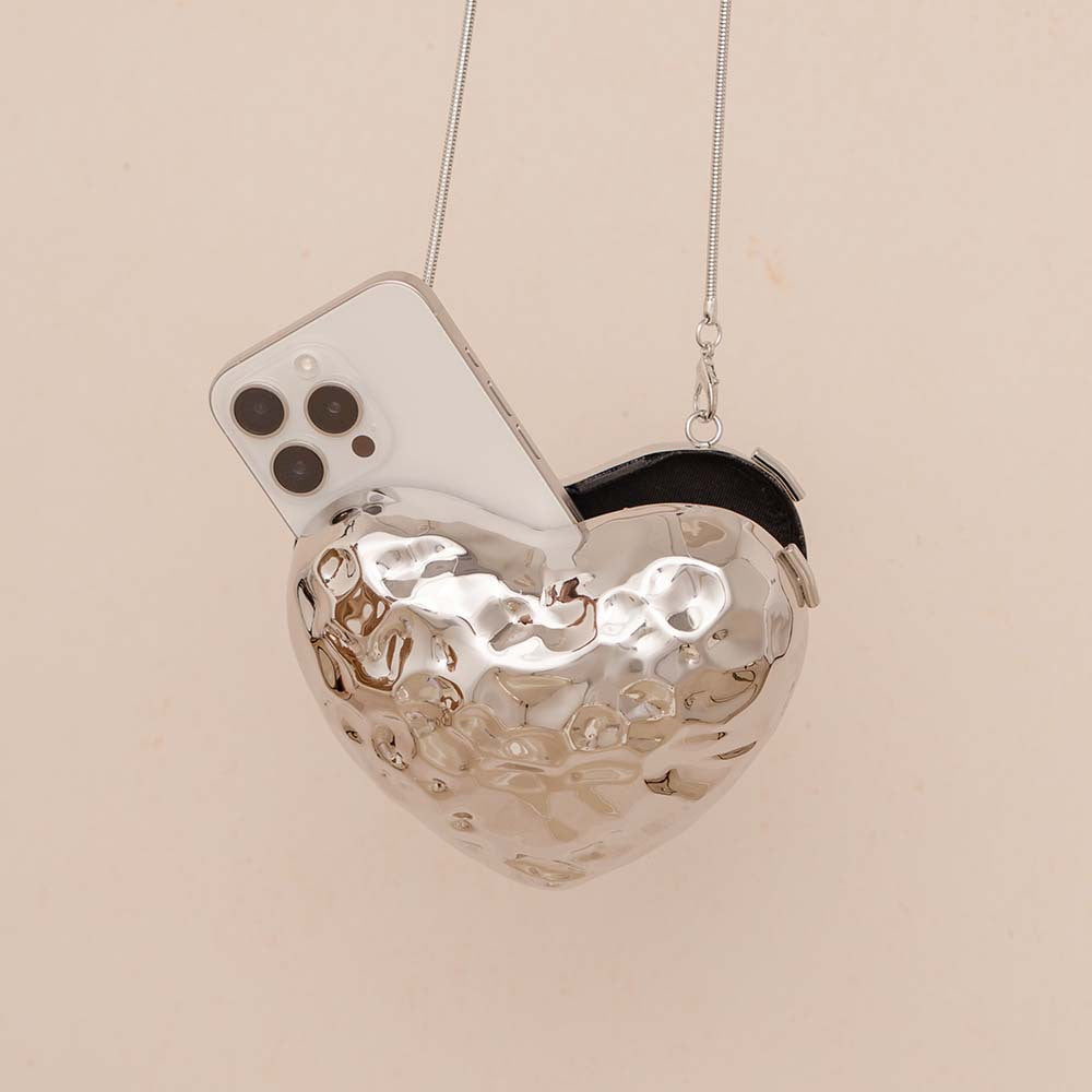 حقيبة كلاتش معدنية على شكل قلب بلمسة نهائية محببة – أموراني