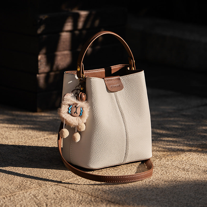 structured leather tote bag with charm accessory – MIRINKA