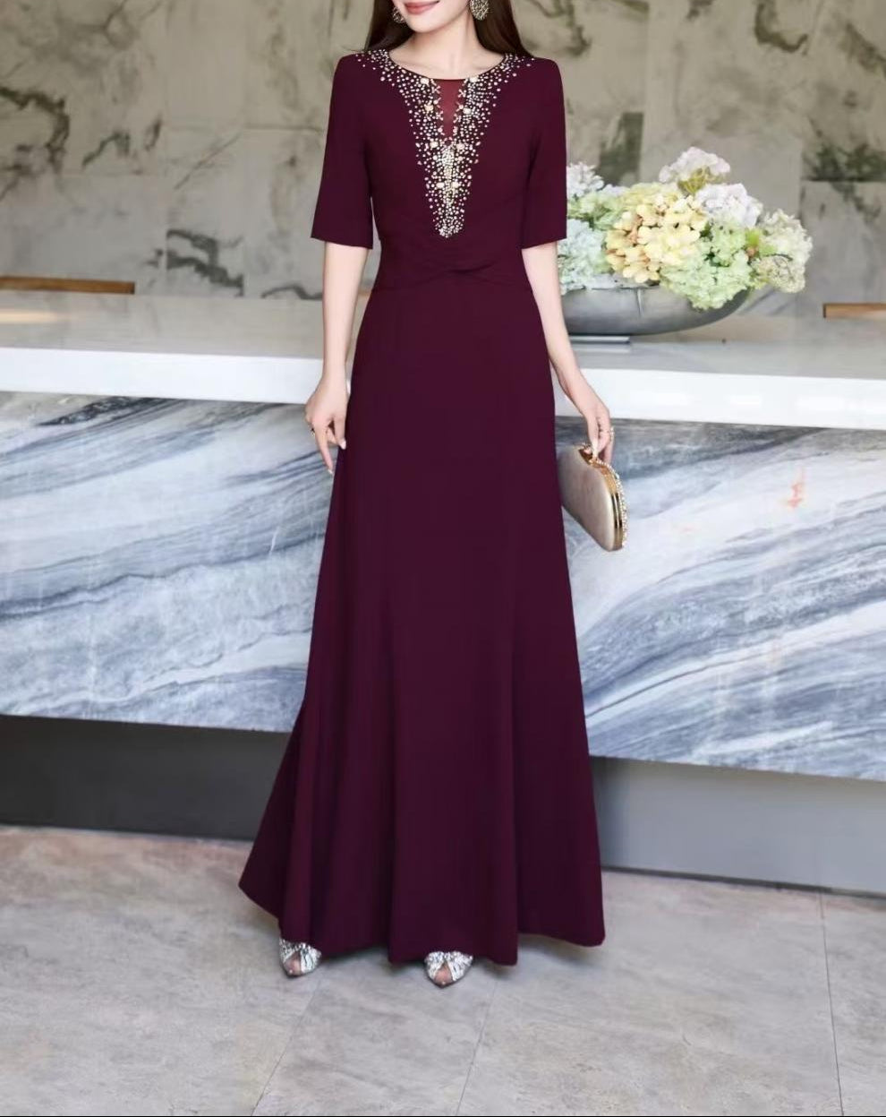 فستان حورية البحر مزين بفتحة رقبة على شكل حرف V عميقة - ماجينتا لوكس