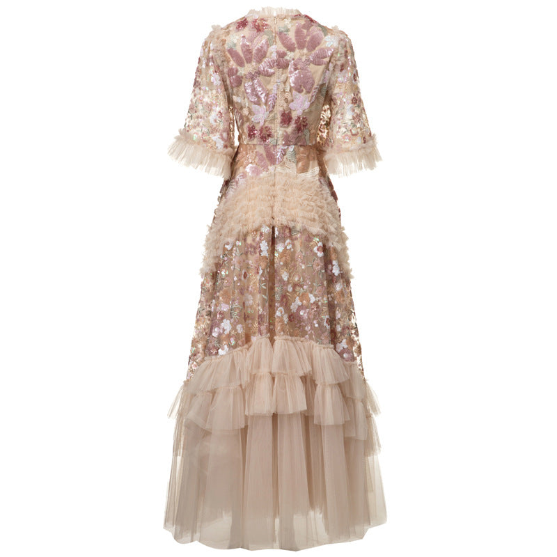 فستان من التول المطرز بالزهور مع كشكشة متعددة الطبقات – أورورا