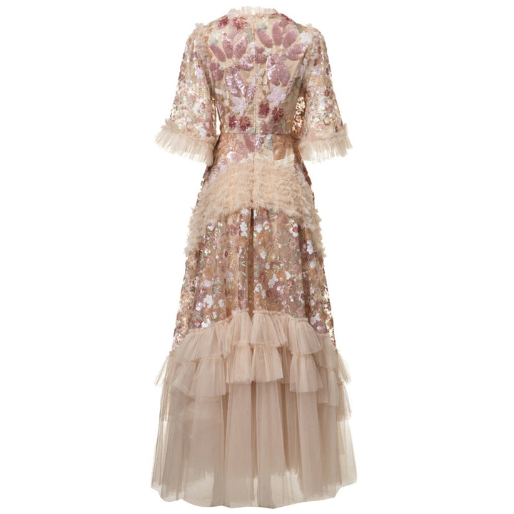 فستان من التول المطرز بالزهور مع كشكشة متعددة الطبقات – أورورا