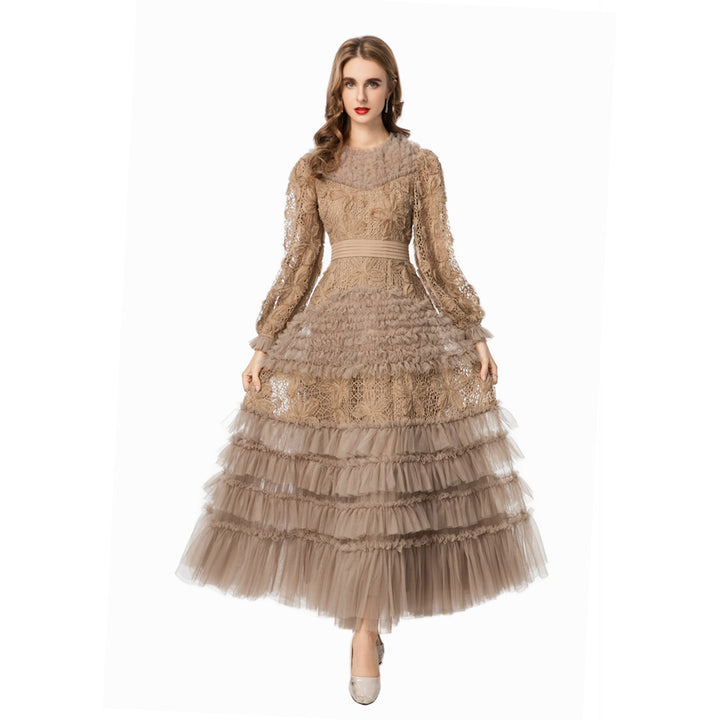 فستان من طبقات من الدانتيل والتول بخصر ملائم – نيرينا