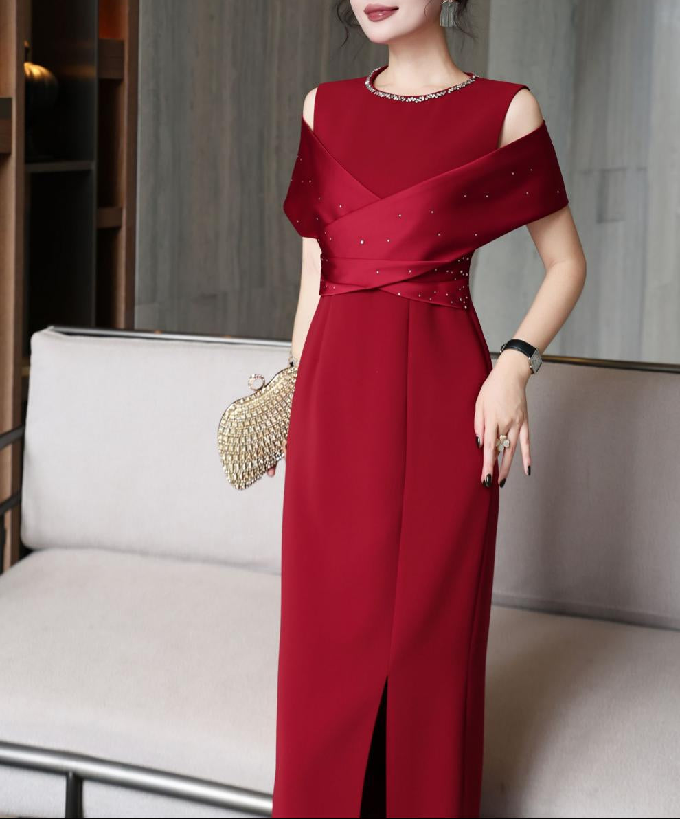 فستان عمودي مكشوف الكتفين مع درابزين من الساتان – روبينا