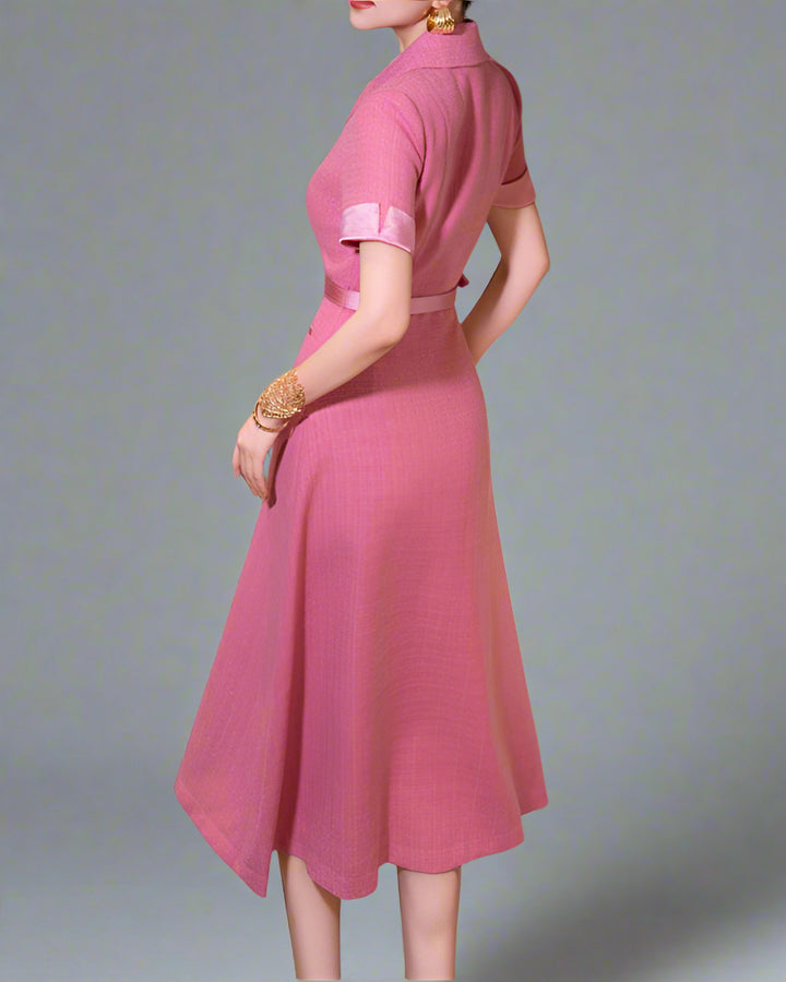 短袖中长连衣裙，配有3D花卉贴花 - BLOOMIQ 