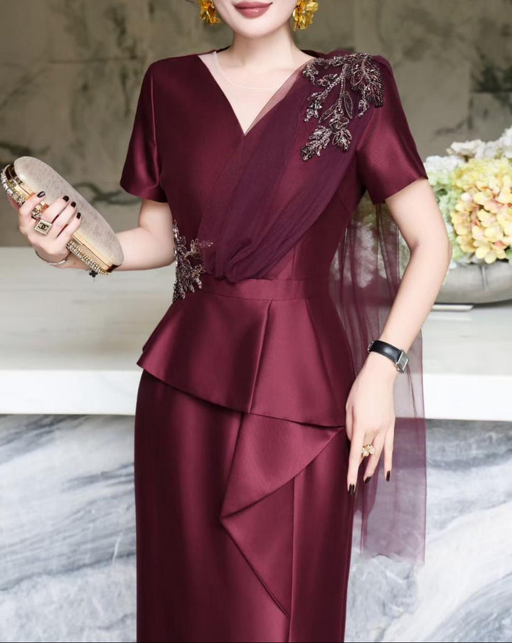 فستان ساتان بفتحة رقبة على شكل حرف V مع ثنيات زهرية مزينة – نافيا