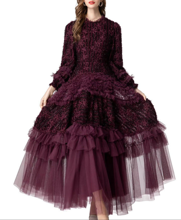 فستان من التول متعدد الطبقات مع تفاصيل من الدانتيل الزهري والكشكشة - قطيفة