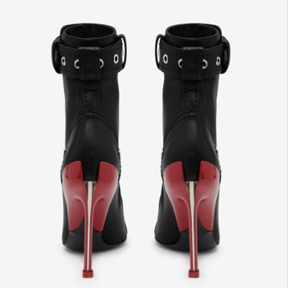 حذاء بكعب عالٍ بسحاب أمامي وطرف معدني - حافة قرمزية