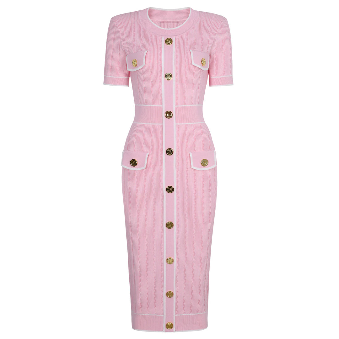 فستان محبوك بأكمام قصيرة وحواف متباينة وأزرار ذهبية – سيلينامي