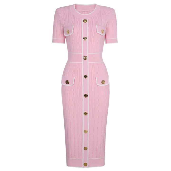 فستان محبوك بأكمام قصيرة وحواف متباينة وأزرار ذهبية – سيلينامي