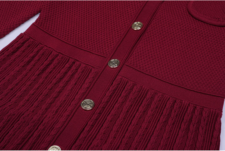 فستان محبوك بأكمام طويلة وأزرار أمامية – إلارا