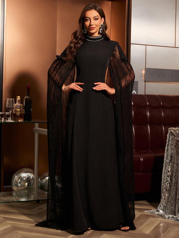 فستان برقبة عالية وأكمام دانتيل على شكل كيب – سيليسريك