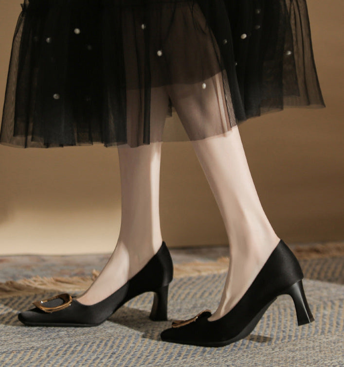 pointed-toe block heel pumps with bold buckle – DARIAWU