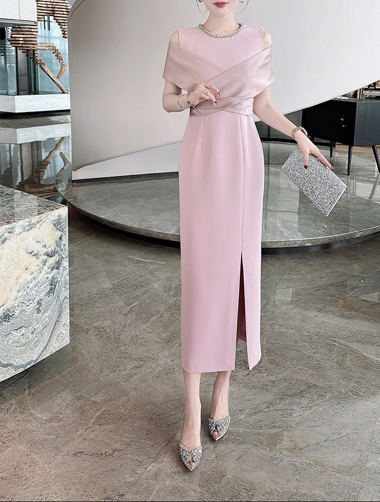 فستان عمودي مكشوف الكتفين مع درابزين من الساتان – روبينا