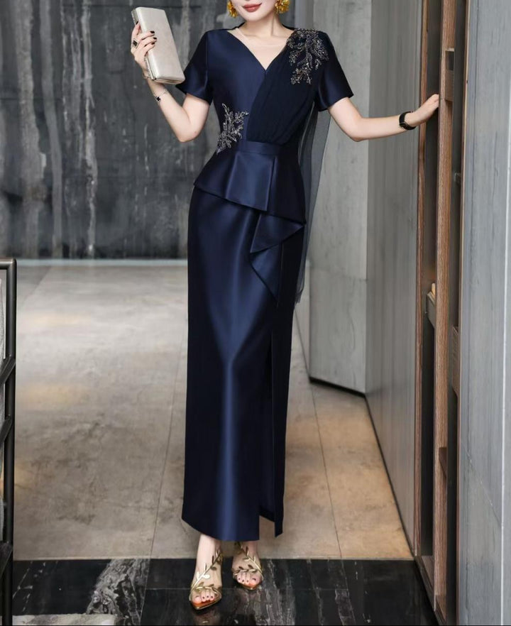 فستان ساتان بفتحة رقبة على شكل حرف V مع ثنيات زهرية مزينة – نافيا