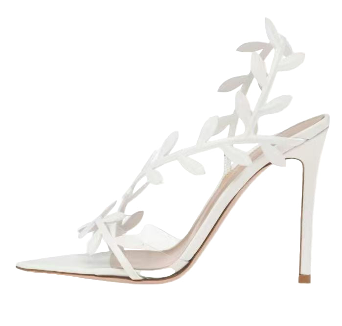 صندل بكعب عالٍ ومقدمة مدببة وأشرطة على شكل أوراق العنب – أوريازو