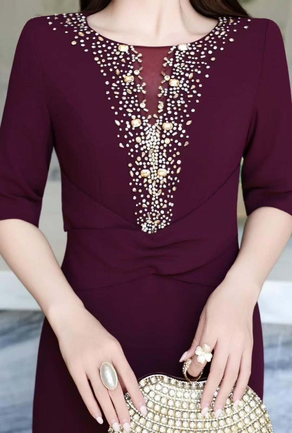 فستان حورية البحر مزين بفتحة رقبة على شكل حرف V عميقة - ماجينتا لوكس