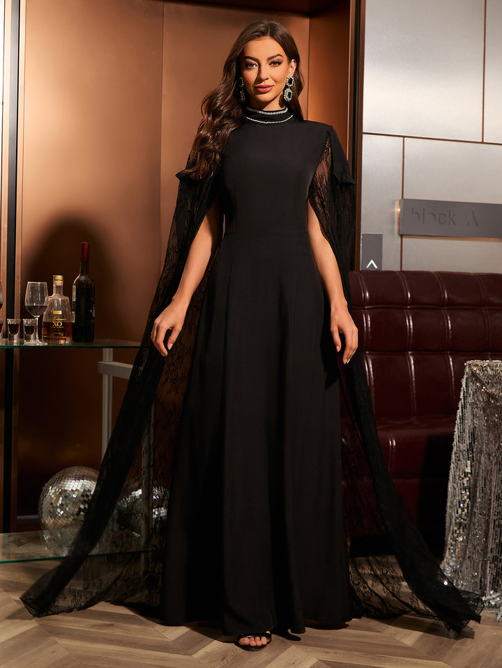 فستان برقبة عالية وأكمام دانتيل على شكل كيب – سيليسريك