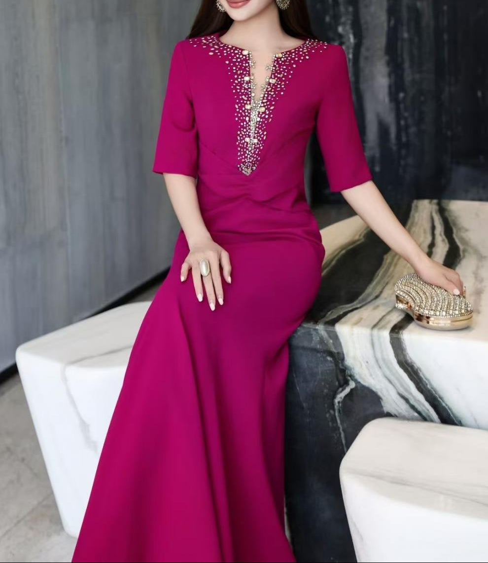 فستان حورية البحر مزين بفتحة رقبة على شكل حرف V عميقة - ماجينتا لوكس