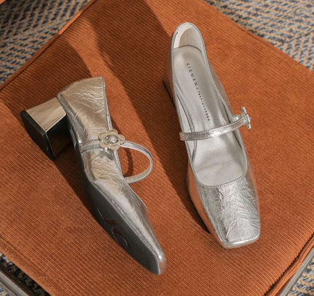 حذاء بكعب عريض مع حزام بإبزيم مزهر – كاميلروي