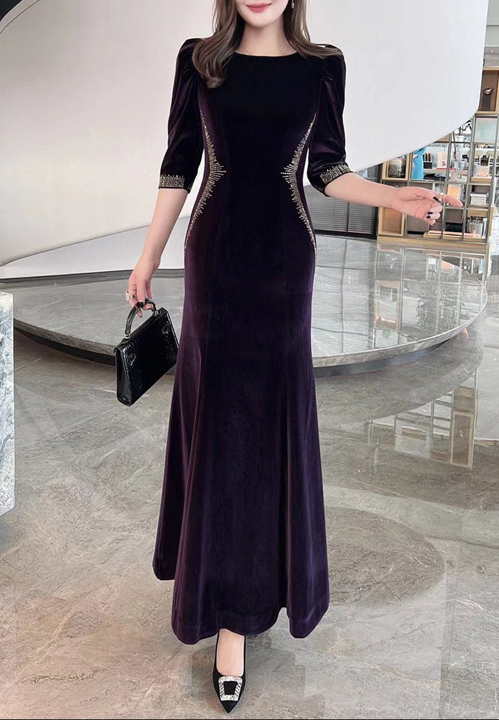 فستان سهرة مخملي مزين بخطوط بارزة – نوار